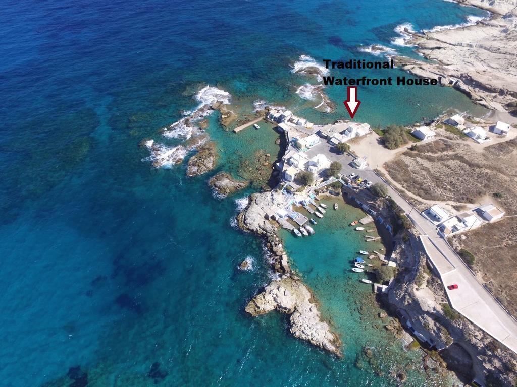 Traditional Waterfront House Mandrakia الغرفة الصورة